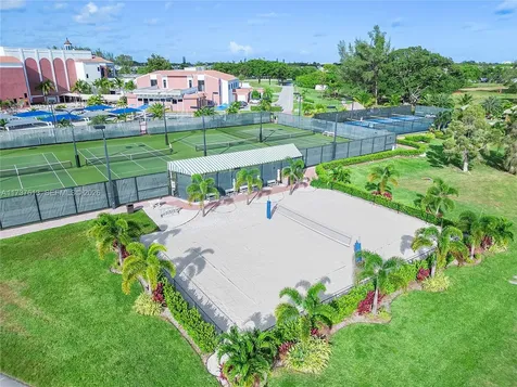 143 Oakridge J Deerfield Beach FL 33442