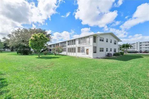 143 Oakridge J Deerfield Beach FL 33442