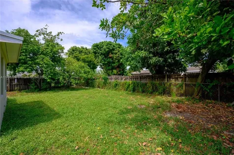 201 SW 65th Terrace Pembroke Pines FL 33023