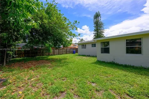 201 SW 65th Terrace Pembroke Pines FL 33023