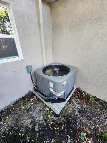 5618 SW 38th Street West Park FL 33023