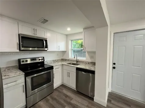 5618 SW 38th Street West Park FL 33023