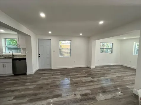 5618 SW 38th Street West Park FL 33023