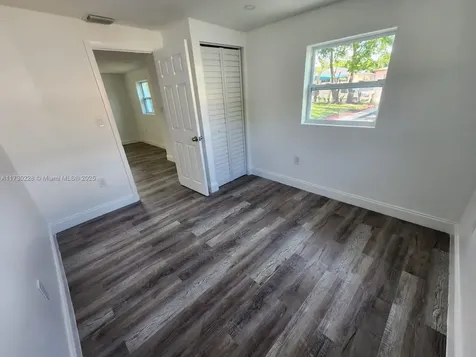 5618 SW 38th Street West Park FL 33023