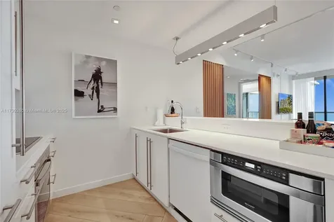 2201 Collins Avenue Miami Beach FL 33139