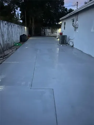 1331 N 69th Way Hollywood FL 33024