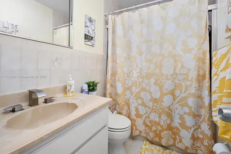 2649 W 70th Place Hialeah FL 33016
