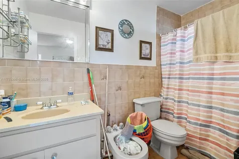 2649 W 70th Place Hialeah FL 33016