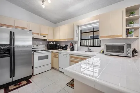 2649 W 70th Place Hialeah FL 33016