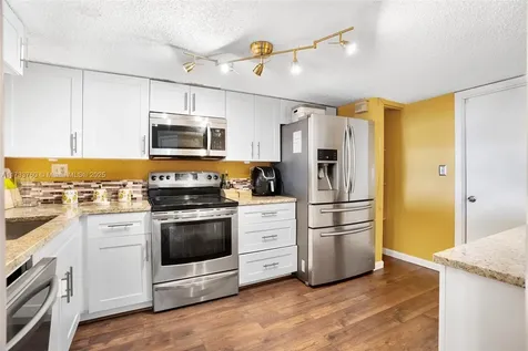 3275 NW 44th Street Oakland Park FL 33309