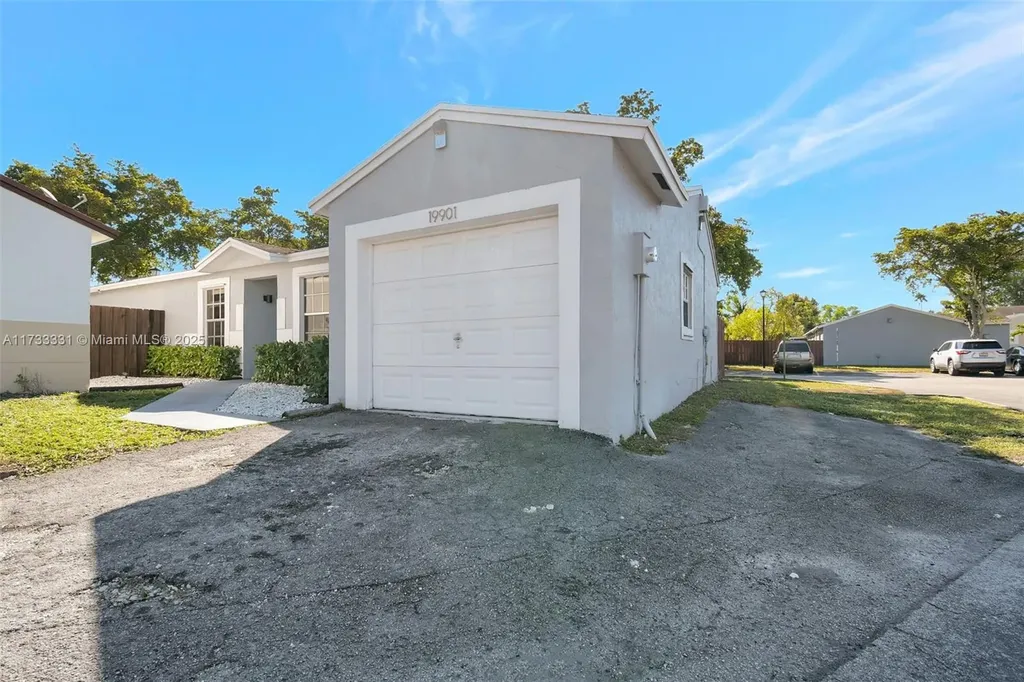19901 NW 67th Cir Court Hialeah FL 33015