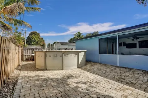 7711 NW 5th Street Pembroke Pines FL 33024
