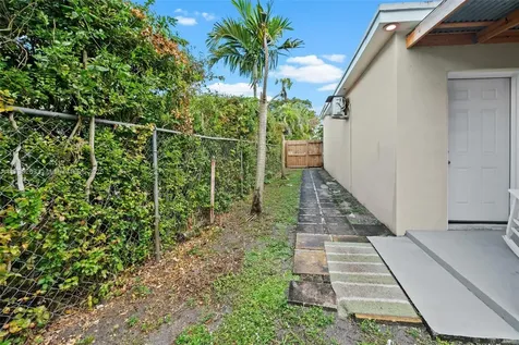 270 Laurel Way Miami Springs FL 33166