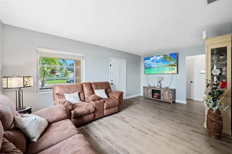270 Laurel Way Miami Springs FL 33166