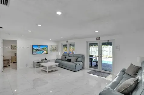 121 NE 2nd Avenue Dania Beach FL 33004