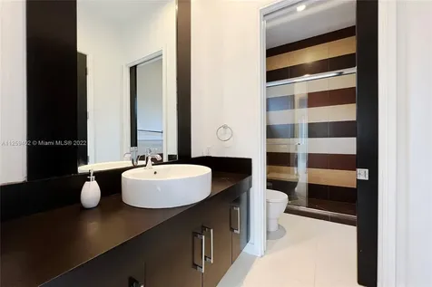 4435 N Bay Road Miami Beach FL 33140