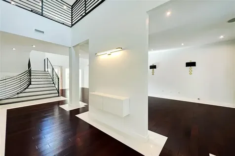4435 N Bay Road Miami Beach FL 33140