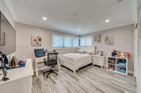 141 SW 52nd Terrace Plantation FL 33317