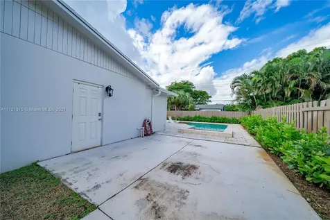 141 SW 52nd Terrace Plantation FL 33317