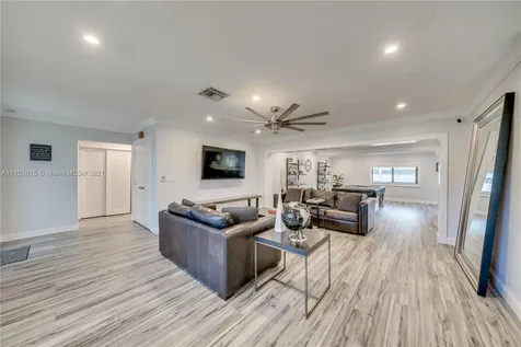 141 SW 52nd Terrace Plantation FL 33317