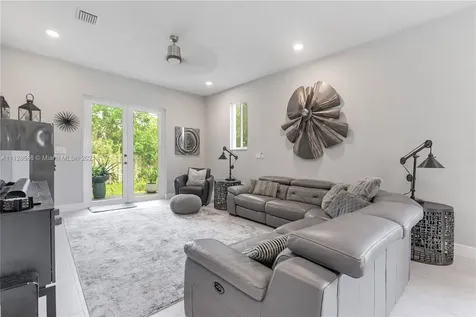 1035 NE 33rd Street Oakland Park FL 33334