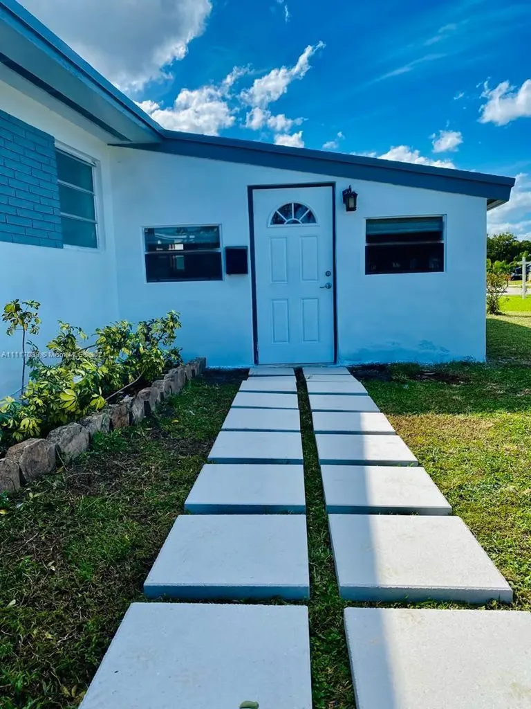 6920 SW 4th Street Pembroke Pines FL 33023