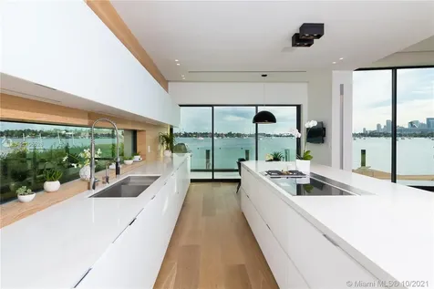 1374 S Venetian Way Miami FL 33139