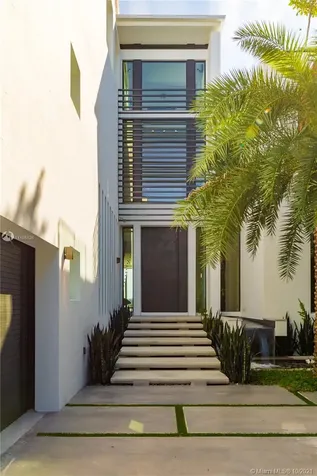 1374 S Venetian Way Miami FL 33139