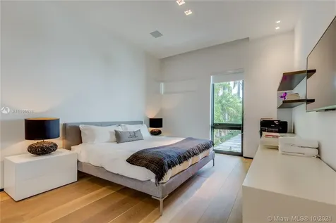 1374 S Venetian Way Miami FL 33139