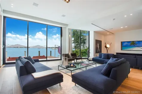 1374 S Venetian Way Miami FL 33139