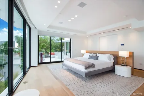 1374 S Venetian Way Miami FL 33139