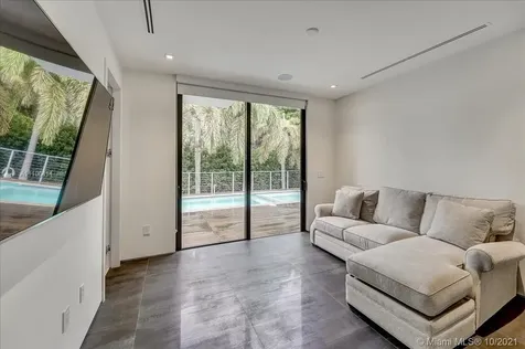 2125 N Bay Road Miami Beach FL 33140