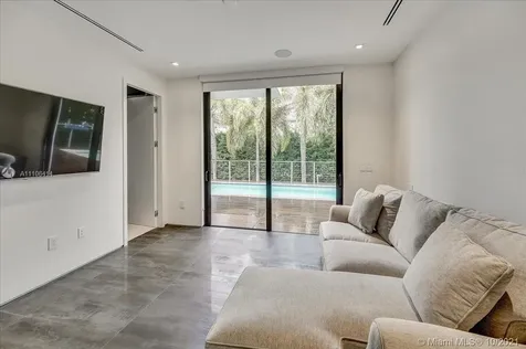 2125 N Bay Road Miami Beach FL 33140