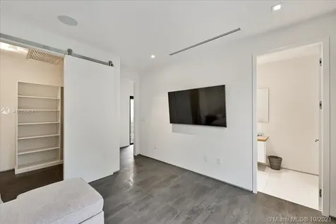 2125 N Bay Road Miami Beach FL 33140