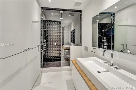 2125 N Bay Road Miami Beach FL 33140