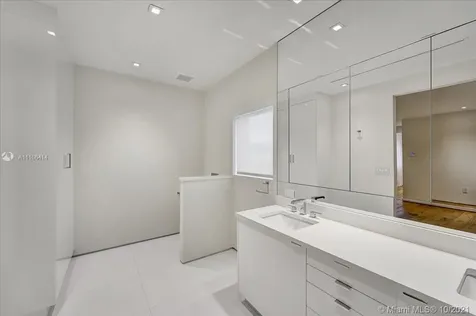 2125 N Bay Road Miami Beach FL 33140