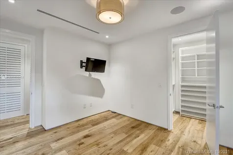 2125 N Bay Road Miami Beach FL 33140