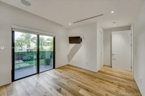 2125 N Bay Road Miami Beach FL 33140