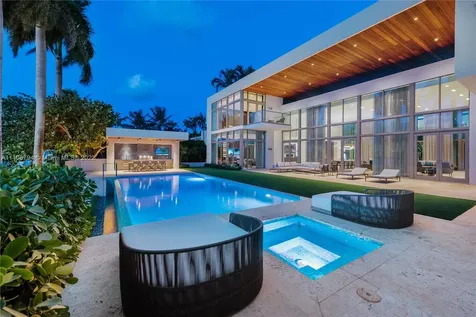 6396 N Bay Road Miami Beach FL 33141