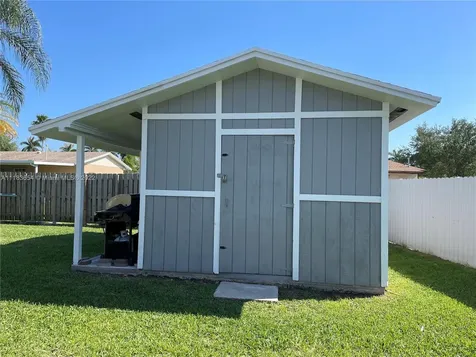 9142 SW 182nd Street Palmetto Bay FL 33157