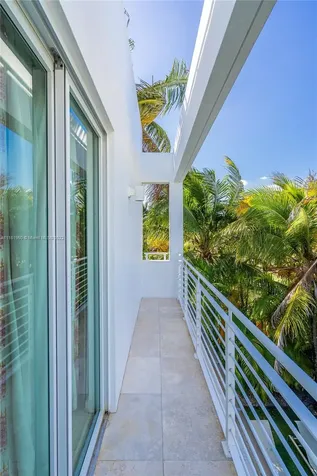375 W Enid Drive Key Biscayne FL 33149