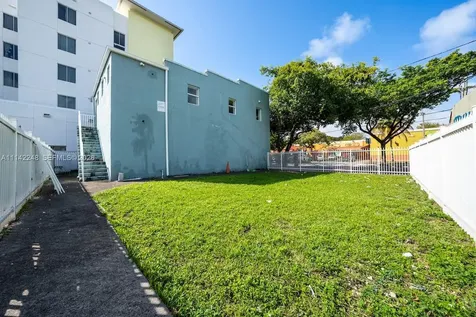 1525 NW 3rd Avenue Miami FL 33136