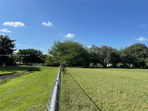 7227 Taft Street Pembroke Pines FL 33024