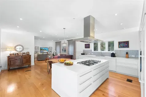 5473 N Bay Road Miami Beach FL 33140