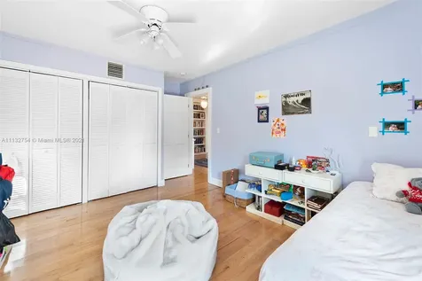5473 N Bay Road Miami Beach FL 33140