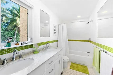 5473 N Bay Road Miami Beach FL 33140