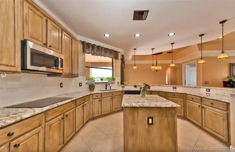 5049 Waters Edge Way Cooper City FL 33330