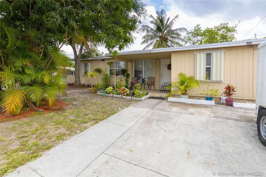 4240 SW 40th Street West Park FL 33023