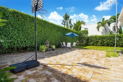 4765 N Bay Road Miami Beach FL 33140