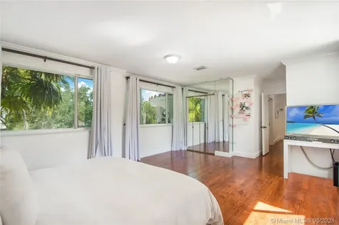 4765 N Bay Road Miami Beach FL 33140